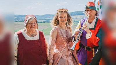 Märchenfiguren genießen die Aussicht beim Schloss. (Foto: Claudia Warneke)