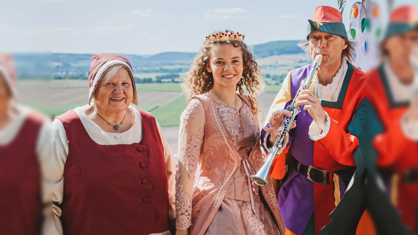 Märchenfiguren genießen die Aussicht beim Schloss. (Foto: Claudia Warneke)