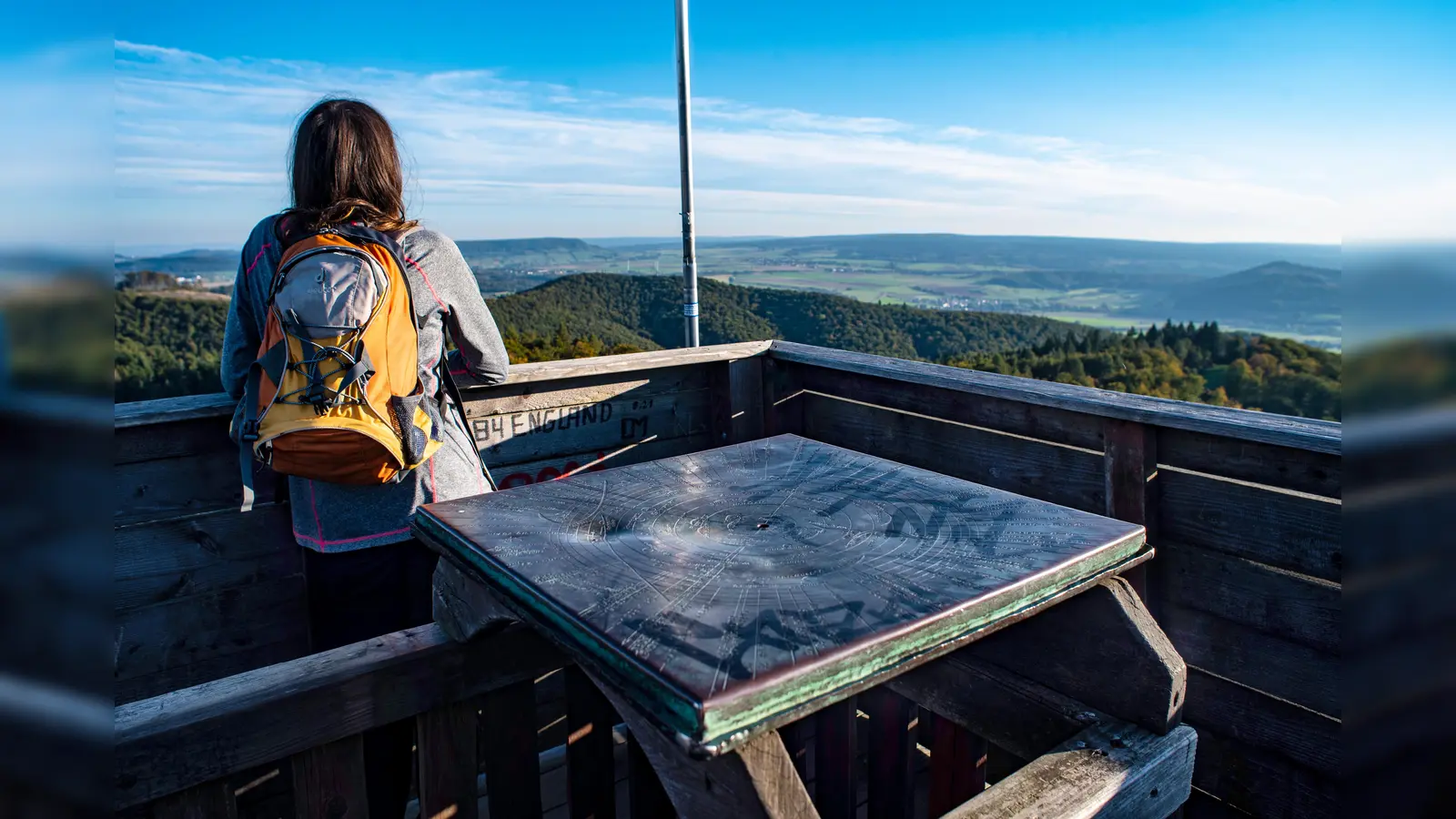 Hoch hinaus – der Ebersnacken-Turm bietet einen spektakulären Blick über die Wilde Heimat. (Foto: 2021_Wandern_WilderVogler_SVR_www.mitzkat.de-2_7359977)