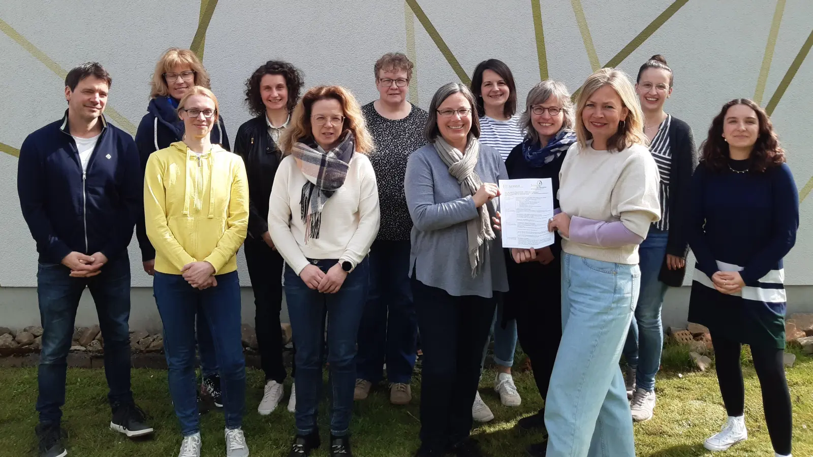 Die Leitungen der Kitas und die Vertreterinnen der Grundschulen präsentieren die Kooperationsvereinbarung. (Foto: privat)
