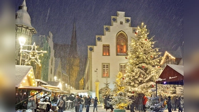 Dann und wann erlebt der Nikolausmarkt auch ein Schneegestöber. Wie es wohl diesmal kommen wird? (Foto: Stadt Brakel)