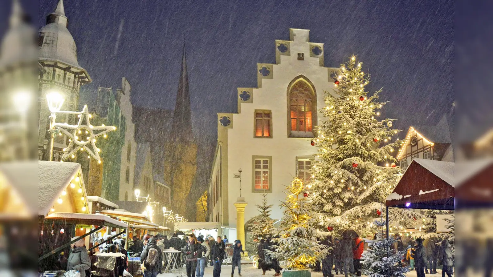 Dann und wann erlebt der Nikolausmarkt auch ein Schneegestöber. Wie es wohl diesmal kommen wird? (Foto: Stadt Brakel)