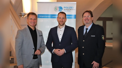 Behördenleiter Landrat Michael Stickeln (links) und der Abteilungsleiter Polizei, Polizeidirektor Christian Brenski, (rechts) begrüßen Kriminalrat Daniel Vogel in Höxter. (Foto: Kreispolizeibehörde)