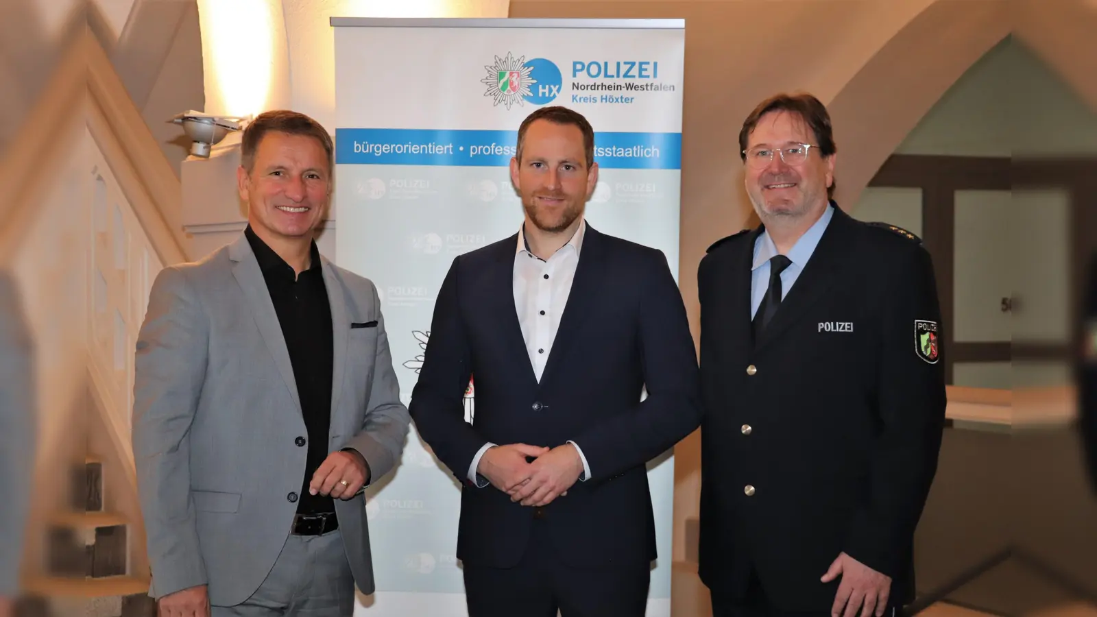 Behördenleiter Landrat Michael Stickeln (links) und der Abteilungsleiter Polizei, Polizeidirektor Christian Brenski, (rechts) begrüßen Kriminalrat Daniel Vogel in Höxter. (Foto: Kreispolizeibehörde)