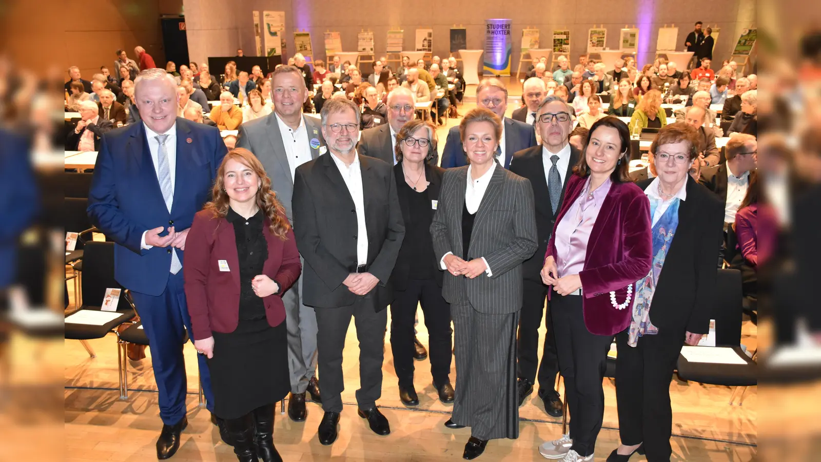 Sie unterstützen den Standort Höxter (v. l.) Bürgermeister Daniel Hartmann, Kreisdirektorin Manuela Kupsch, Landtagsabgeordneter Matthias Goeken (CDU), Bernd Schackers (Arbeitskreis Lehre), Landtagsabgeordnete Norika Creuzmann (Grüne), Ministerin Ina Brandes, Matthias Köhne (Aktionskreis Lehre), Lutz Töpfer, Regierungspräsidentin Anna Katharina Bölling und Marlies Hemesoth (Absolventenvereinigung) (Foto: Barbara Siebrecht)