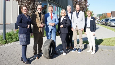 Freuten sich über die engagierte Beteiligung beim ersten ZukunftsForum Berufliche Bildung (von links): Kreisdirektorin Manuela Kupsch, Gastredner und Unternehmer Roland Damann mit einem Autoreifen als Symbol für Innovationskraft, Landrat Michael Stickeln, Birgit Klennert, Leiterin der Geschäftsstelle des RBZB, Matthias Gehle, Schulleiter des Johann-Conrad-Schlaun-Berufskollegs, Michael Urhahne, Schulleiter des Berufskollegs Kreis Höxter, Gabriele Böker, Leiterin der Abteilung Schule und Kultur des Kreises Höxter. (Foto: Kreis Höxter)