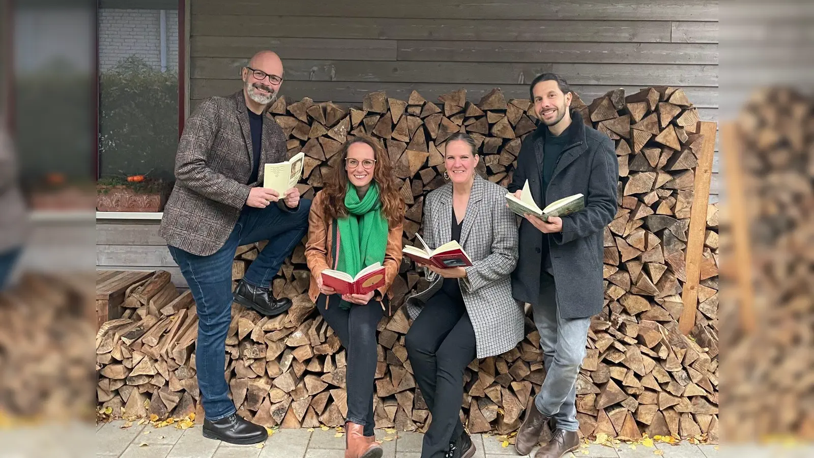 Das Literarische Quartett mit Dominik Scholz, Julia Siebeck, Miriam Scholz und Carsten Meier rezitiert im Bildungshaus Modexen herbstliche Lyrik und Prosa. (Foto: Klementine Scholz)