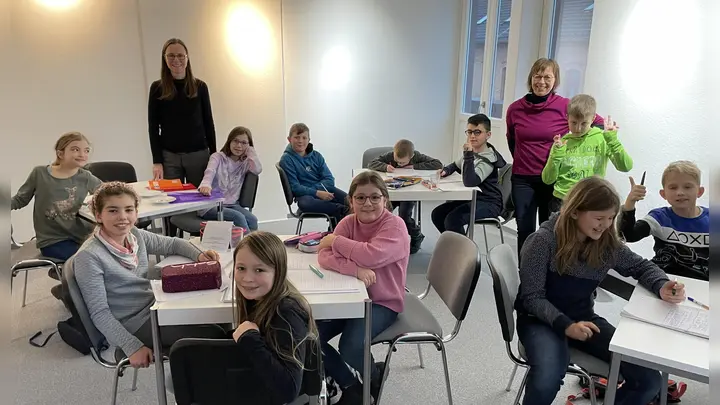 Kinder des ersten Workshops „Schreib deinen eigenen Ratekrimi“ mit Nina Schiefelbein und Heike Leupold. (Foto: Stadt Holzminden)