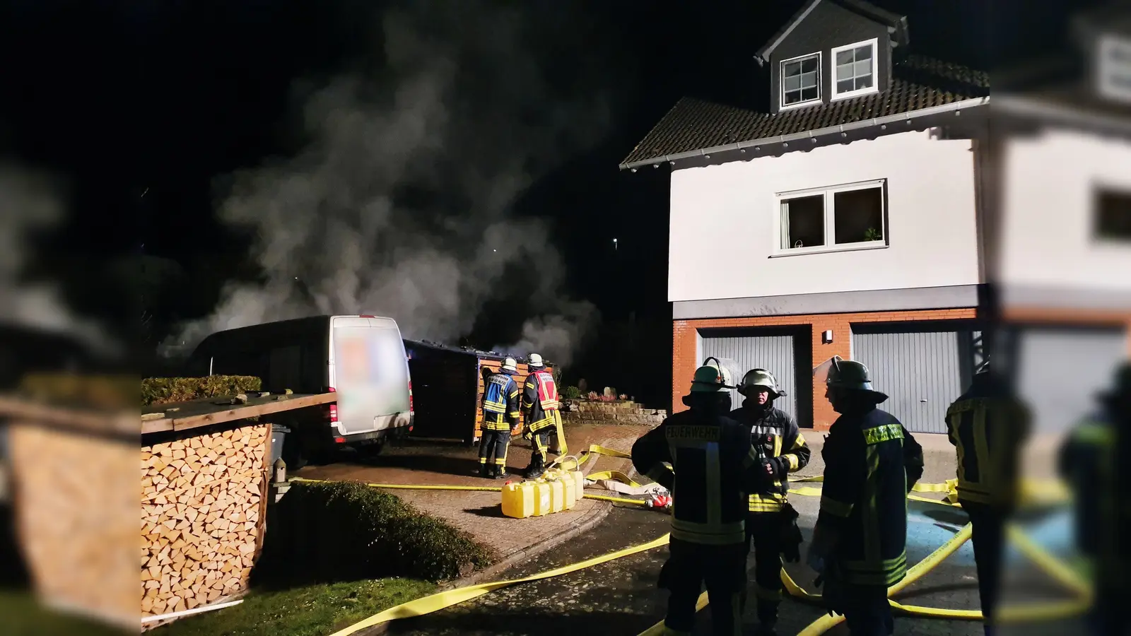 Nächtlicher Feuerwehreinsatz in Dalhausen. (Foto: Foto: Freiw. Feuerwehr Beverungen)