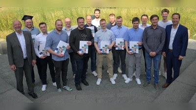 Die Absolventen der FSTA1B (v. l.): Hubertus Johlen (Abteilungsleiter), Jann Goeke, Sascha Kukowenko, Jan Birkenfeld Ewald Dojan, Markus Schoppe, Jörg Knapp, Jan Pomarius, Finn Hillebrand, Tobias Zumziel, Bennet Thomalla, Jonas, Grawe, Waldemar Derksen, Bernhard Disselhof (Klassenlehrer), Florian Koch und Michael Urhahne (Schulleiter). (Foto: privat)