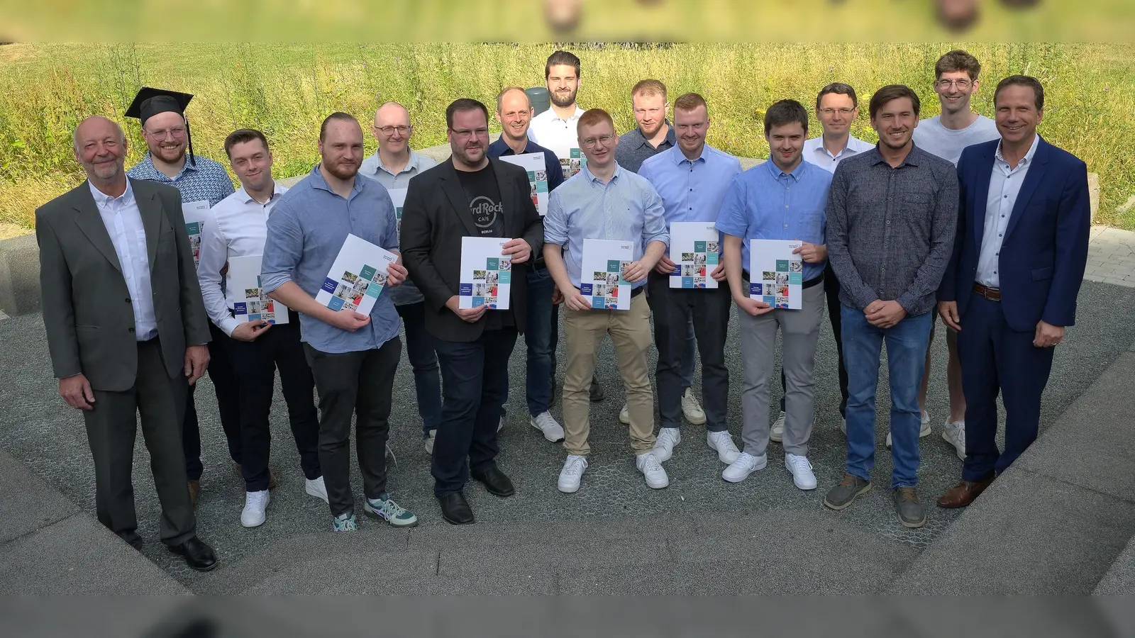 Die Absolventen der FSTA1B (v. l.): Hubertus Johlen (Abteilungsleiter), Jann Goeke, Sascha Kukowenko, Jan Birkenfeld Ewald Dojan, Markus Schoppe, Jörg Knapp, Jan Pomarius, Finn Hillebrand, Tobias Zumziel, Bennet Thomalla, Jonas, Grawe, Waldemar Derksen, Bernhard Disselhof (Klassenlehrer), Florian Koch und Michael Urhahne (Schulleiter). (Foto: privat)
