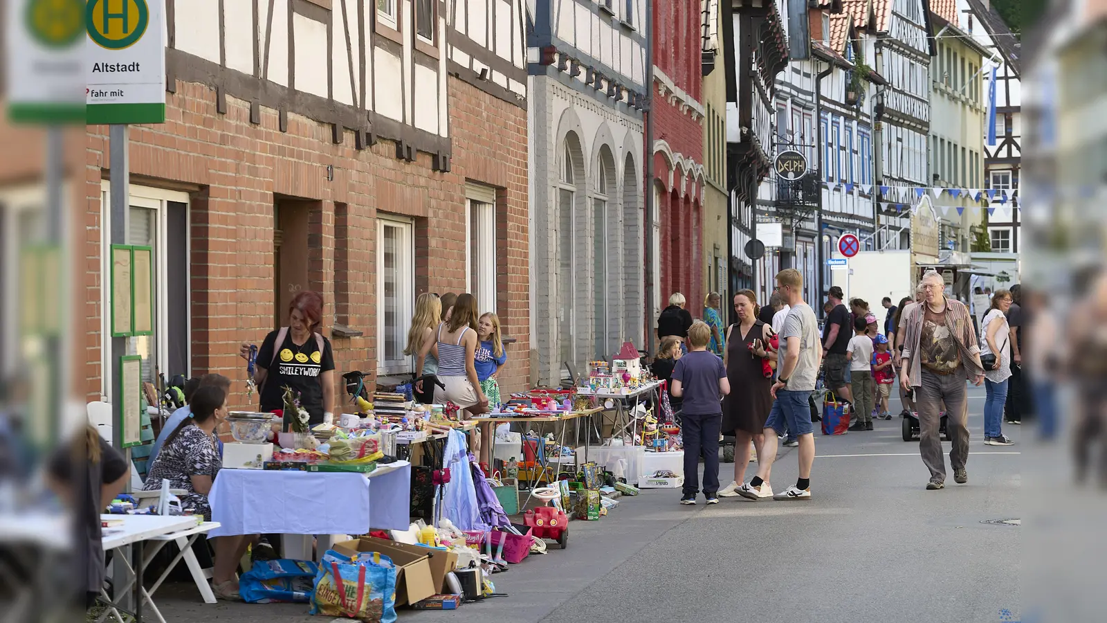 Schon lange Bestandteil , erstmalig aber in der Langen Straße: Der Flohmarkt anlässlich des Kälkenfestes war ein Besuchermagnet. (Foto: Stefan Bönning)