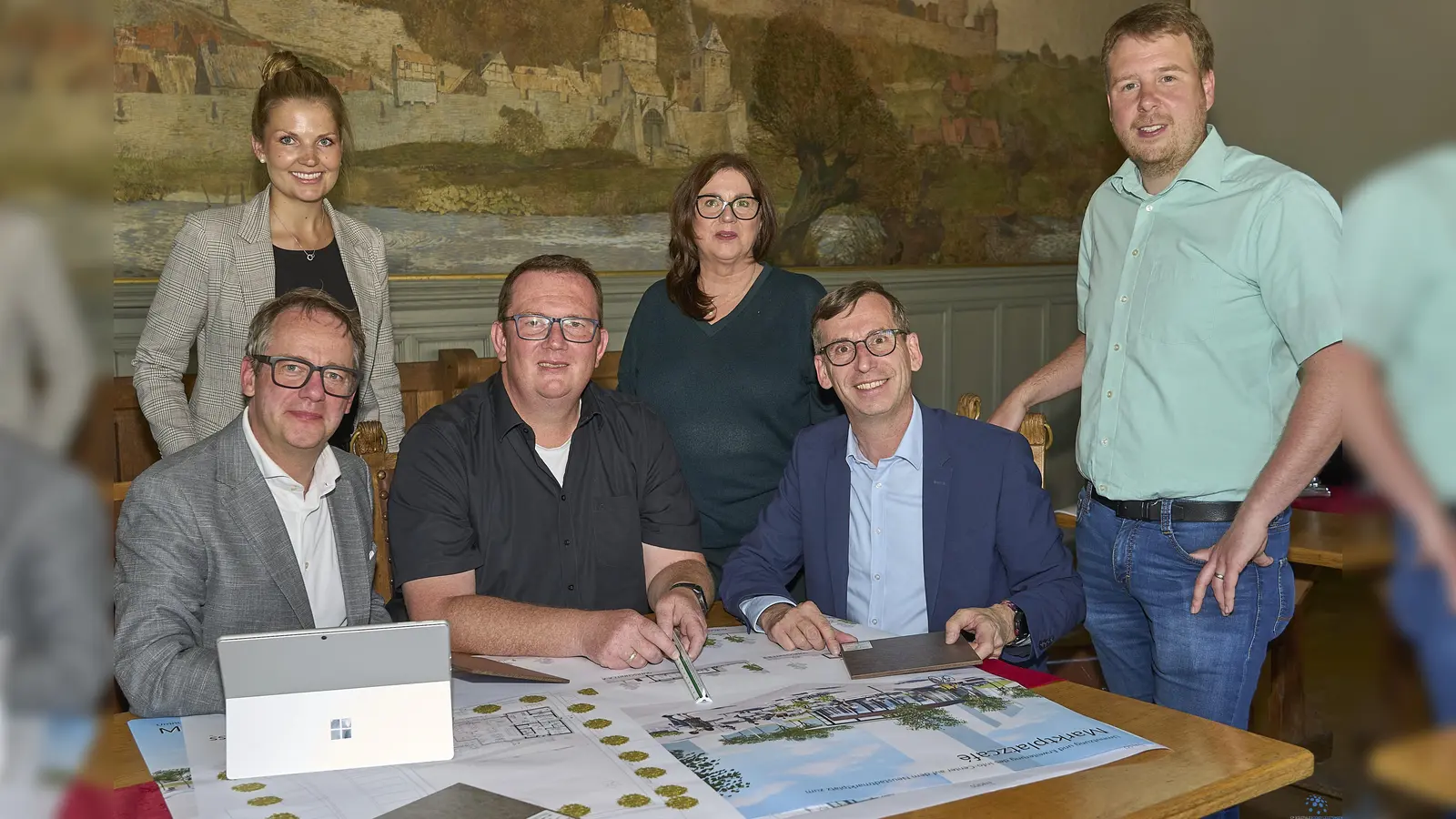 Stellten die Pläne für das neue Marktplatzcafé vor (v.l.): Geschäftsführer Leander Sasse und Teresa Busch (Stadtwerke Warburg), die Planer Christop Bassani und Sonja Micus, Bürgermeister Tobias Scherf und Wirtschaftsförderer Sören Spönlein. (Foto: Stefan Bönning)