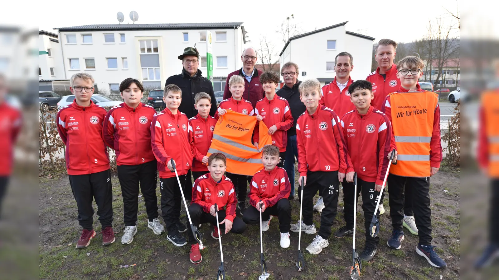 Hintere Reihe v.l.: Frank Zimmermann (Gilde), Ralf Dohmann (BfH), Norbert Drews (HVV), Jörg Albers und Markus Finger (SV Höxter) mit den kleinen Helfern der D-Jugend. (Foto: Thomas Kube)