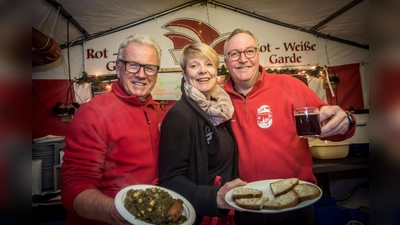  Viele Vereine beteiligen sich mit eigenen Ständen, wie im Zelt der KG Rot-Weiße Garde mit Herbert Pawlak, Ulrike Loke und Achim Surmann. (Foto: Bad Driburger Touristik GmbH)