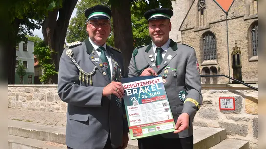 Oberst Karl-Heinz Neu und König Pascal Michels laden zum Schützenfest am Wochenende 23.-25. Juni herzlich ein. (Foto: Barbara Siebrecht)