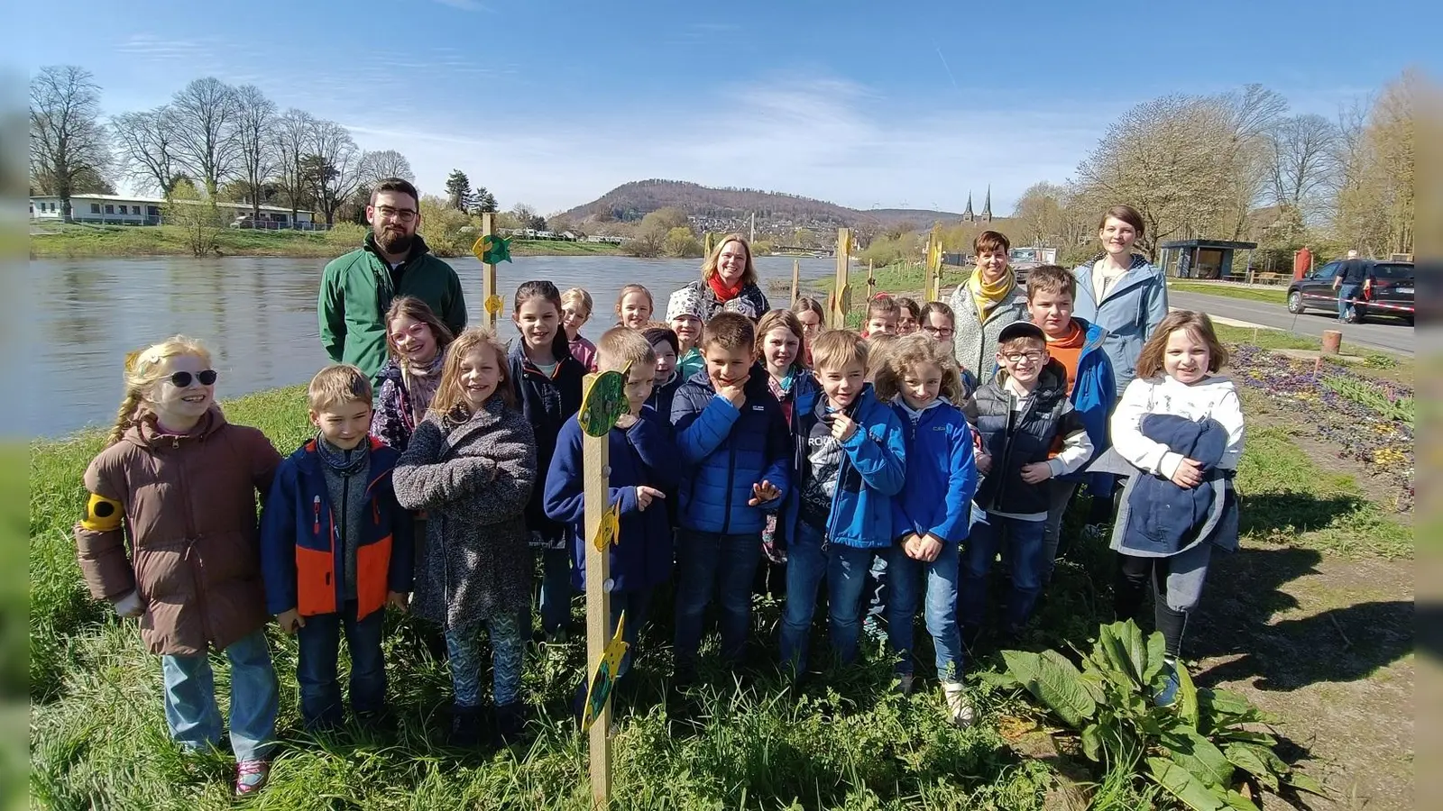 Gebastelt wurden die Fische von 830 Schülerinnen und Schüler aus Höxter. Hier präsentiert sich die Klasse 2a der Petrischule. (Foto: LGS Höxter 2023/Puls/Schöning)