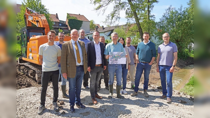 Stellten die Renaturierungsmaßnahme vor (v.l.): Tobias Bielefeld, Tim Schaper, Dirk Simon, Kai Ratte, Bürgermeister Alexander Kleinschmidt, Torben Hartmann, Kai Otte-Witte, Ines Koßmann, Carsten Zietz, Maximilian Gienger und Daniel Schmereim. (Foto: Stadt Brakel)