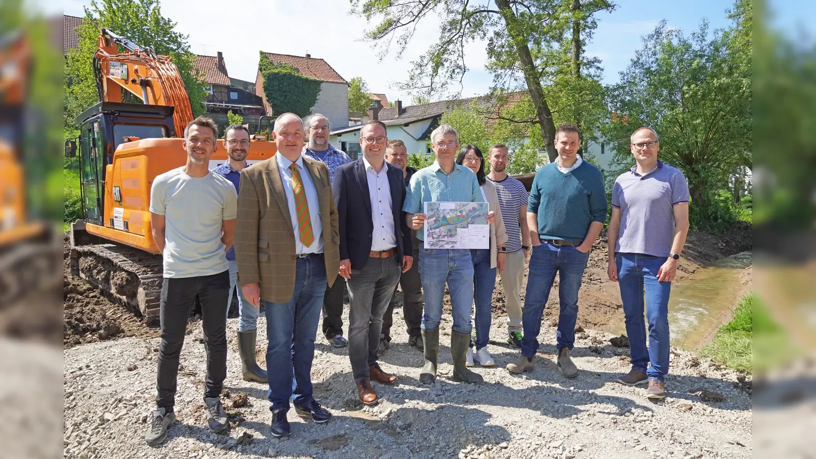 Stellten die Renaturierungsmaßnahme vor (v.l.): Tobias Bielefeld, Tim Schaper, Dirk Simon, Kai Ratte, Bürgermeister Alexander Kleinschmidt, Torben Hartmann, Kai Otte-Witte, Ines Koßmann, Carsten Zietz, Maximilian Gienger und Daniel Schmereim. (Foto: Stadt Brakel)