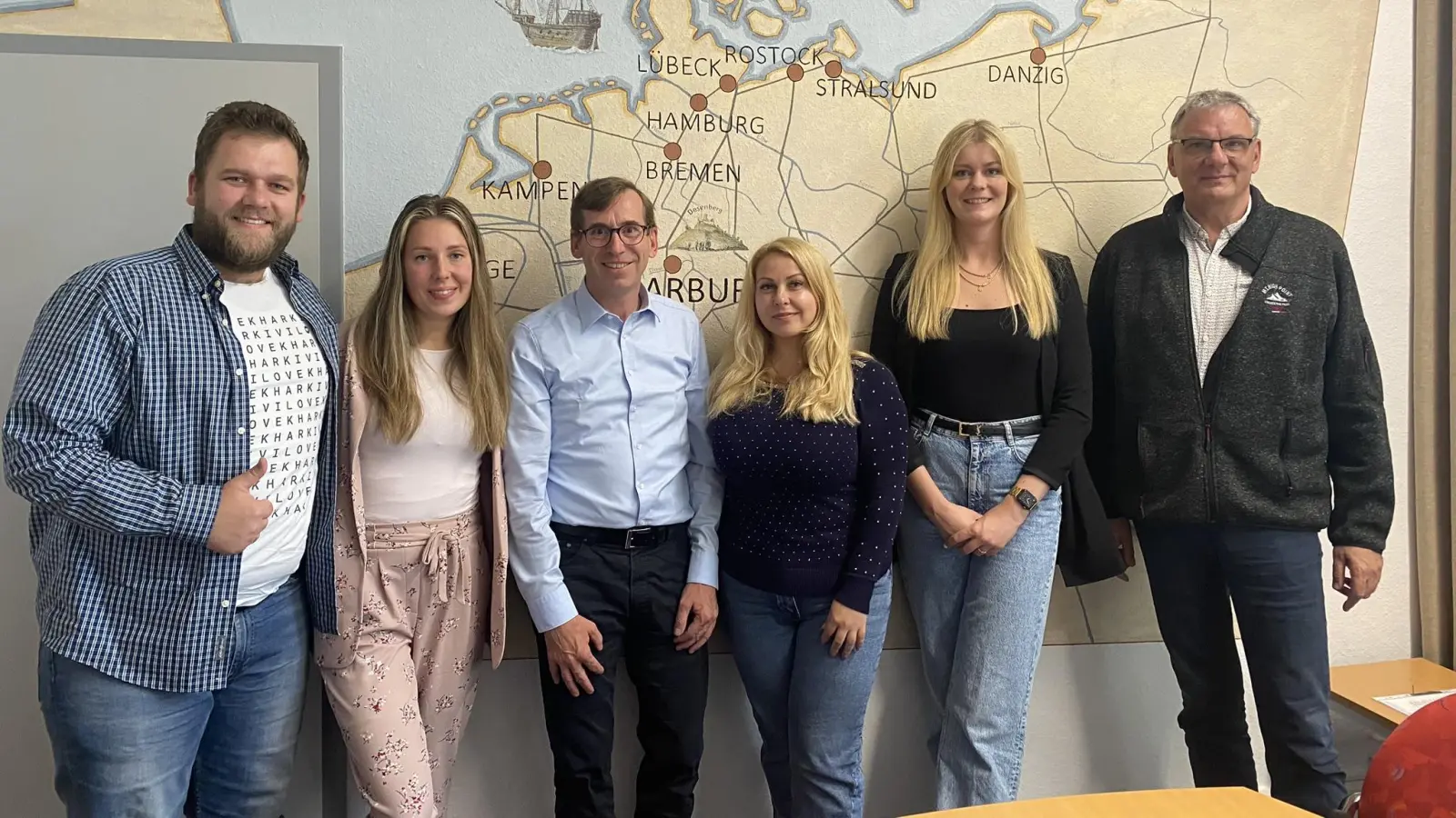 Sergii Udaltsov, Veronika Udaltsova (Organisatorin und Ansprechpartnerin der Veranstaltung seitens der ukrainischen Flüchtlinge), Bürgermeister Tobias Scherf, Zadorozhna Marharyta, Lisa Schicker (Geschäftsführerin Verein für Völkerverständigung) und Wolfgang Voss (stellv. Fachbereichsleiter IV - Ordnung und Soziales) laden herzlich ein. (Foto: Stadt Warburg)