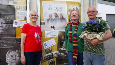 Dank an Kinobetreiber Elina Wirth (Mitte) und Thomas Wirth mit Initiatorin Karin Rosemann (links). (Foto: Doris Dietrich)