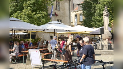 Nach dem tollen Auftakt am Freitag, füllte sich der Altstadtmarktplatz bereits am Samstagnachmittag wieder mit Besuchern. Eigens aufgestellte Sonnenschirme boten Schutz vor der Augustsonne. (Foto: Stefan Bönning)