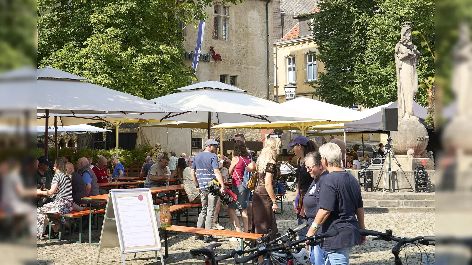 Nach dem tollen Auftakt am Freitag, füllte sich der Altstadtmarktplatz bereits am Samstagnachmittag wieder mit Besuchern. Eigens aufgestellte Sonnenschirme boten Schutz vor der Augustsonne. (Foto: Stefan Bönning)