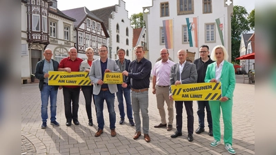 Bürgermeister Alexander Kleinschmidt (vorne links) und Kämmerer Dominik Schlenhardt (daneben) möchten gemeinsam mit den stellvertretenden Bürgermeistern und Fraktionsvorsitzenden des Rates auf die angespannte Finanzsituation aufmerksam machen. (Foto: Stadt Brakel)