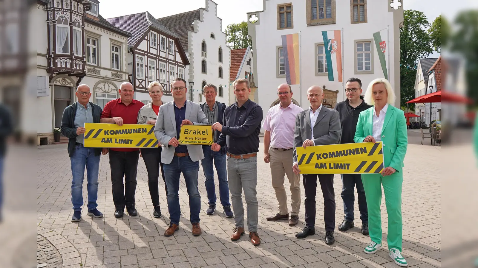 Bürgermeister Alexander Kleinschmidt (vorne links) und Kämmerer Dominik Schlenhardt (daneben) möchten gemeinsam mit den stellvertretenden Bürgermeistern und Fraktionsvorsitzenden des Rates auf die angespannte Finanzsituation aufmerksam machen. (Foto: Stadt Brakel)