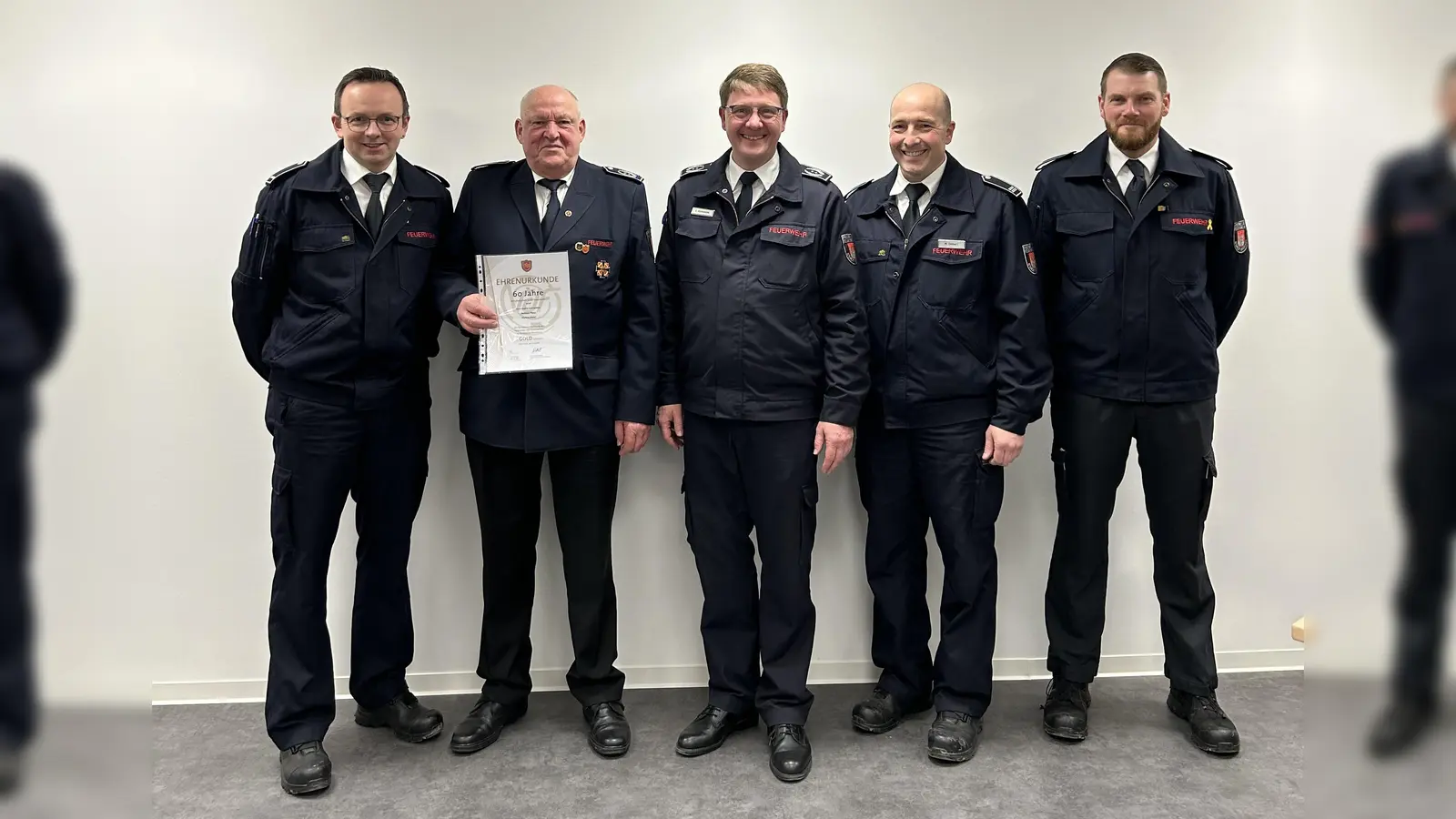  Aushändigung Ehrenurkunde für 60 Jahre langjährige Mitgliedschaft an Ehrenwehrführer Helmut Pless. (Foto: Feuerwehr Brakel)