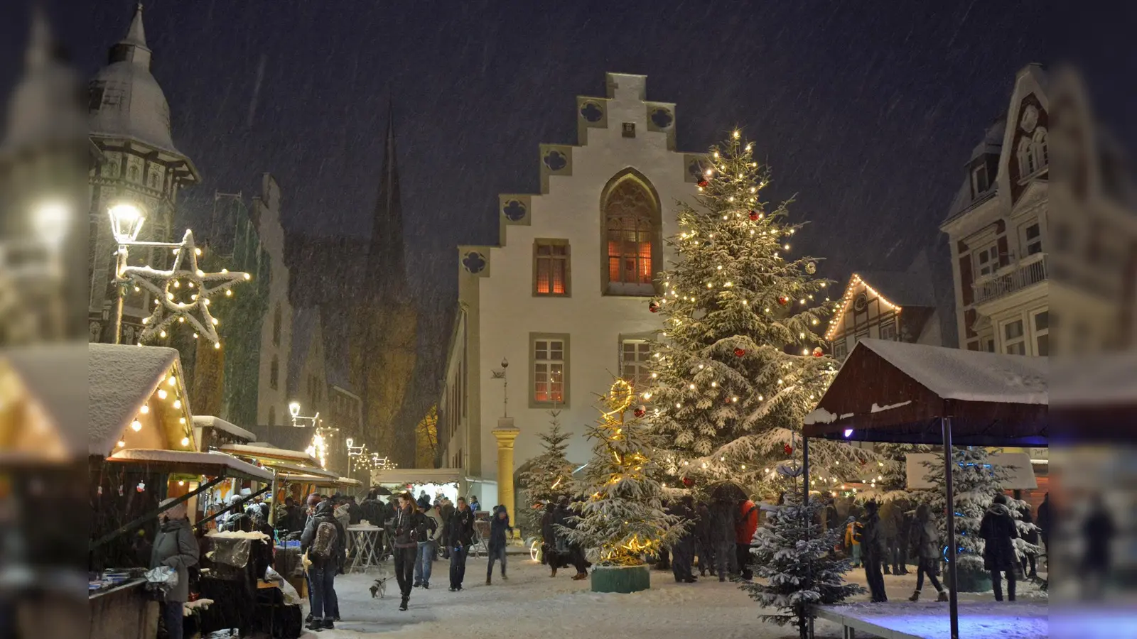 Hell erleuchtet und im Schneegestöber: So fanden Besucher den Nikolausmarkt in den letzten Jahren vor. Spannend wird es, welche Impressionen sich diesmal einfangen lassen werden. (Foto: Stadt Brakel)
