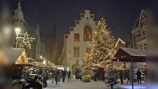 Hell erleuchtet und im Schneegestöber: So fanden Besucher den Nikolausmarkt in den letzten Jahren vor. Spannend wird es, welche Impressionen sich diesmal einfangen lassen werden. (Foto: Stadt Brakel)