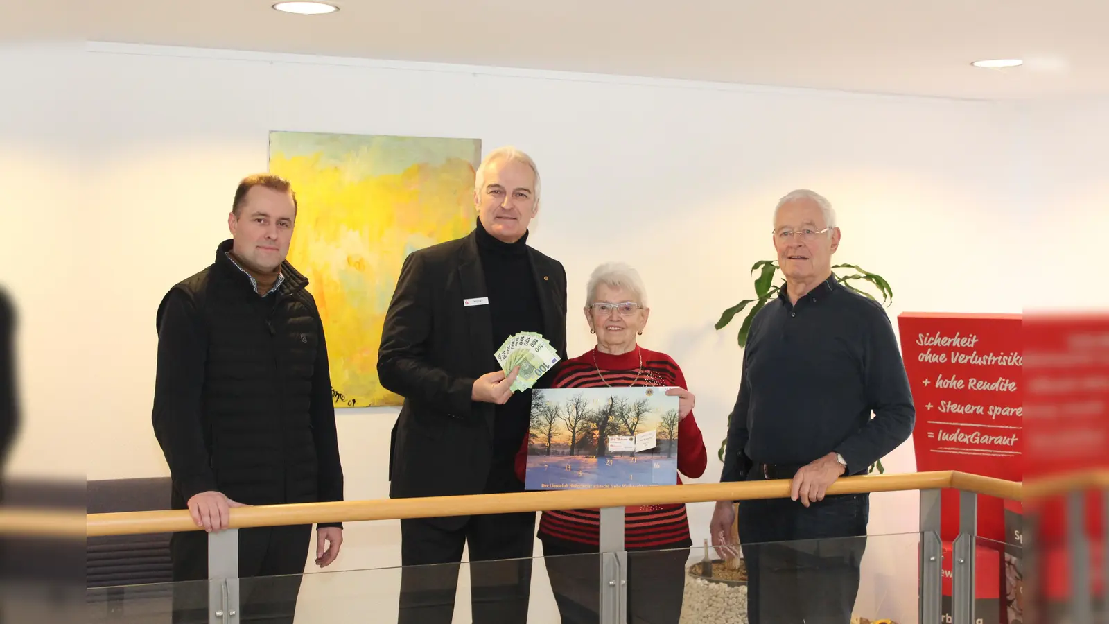 (V.l.) Vizepräsident des Lions-Club Simon von Zoest, Lions Präsident Michael Müller, Gewinnerin Elli Tölle und Dr. Eckart Claus, „Mr. Kalender“ vom Lions-Club Hofgeismar.  (Foto: Inge Seidenstücker)