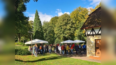 Apfelfest im Park in Grünenplan: Kulinarische Angebote und geselliges Beisammensein rund um das beliebte Herbstobst. (Foto: Tourismusinformation Grünenplan/T. Yelken)