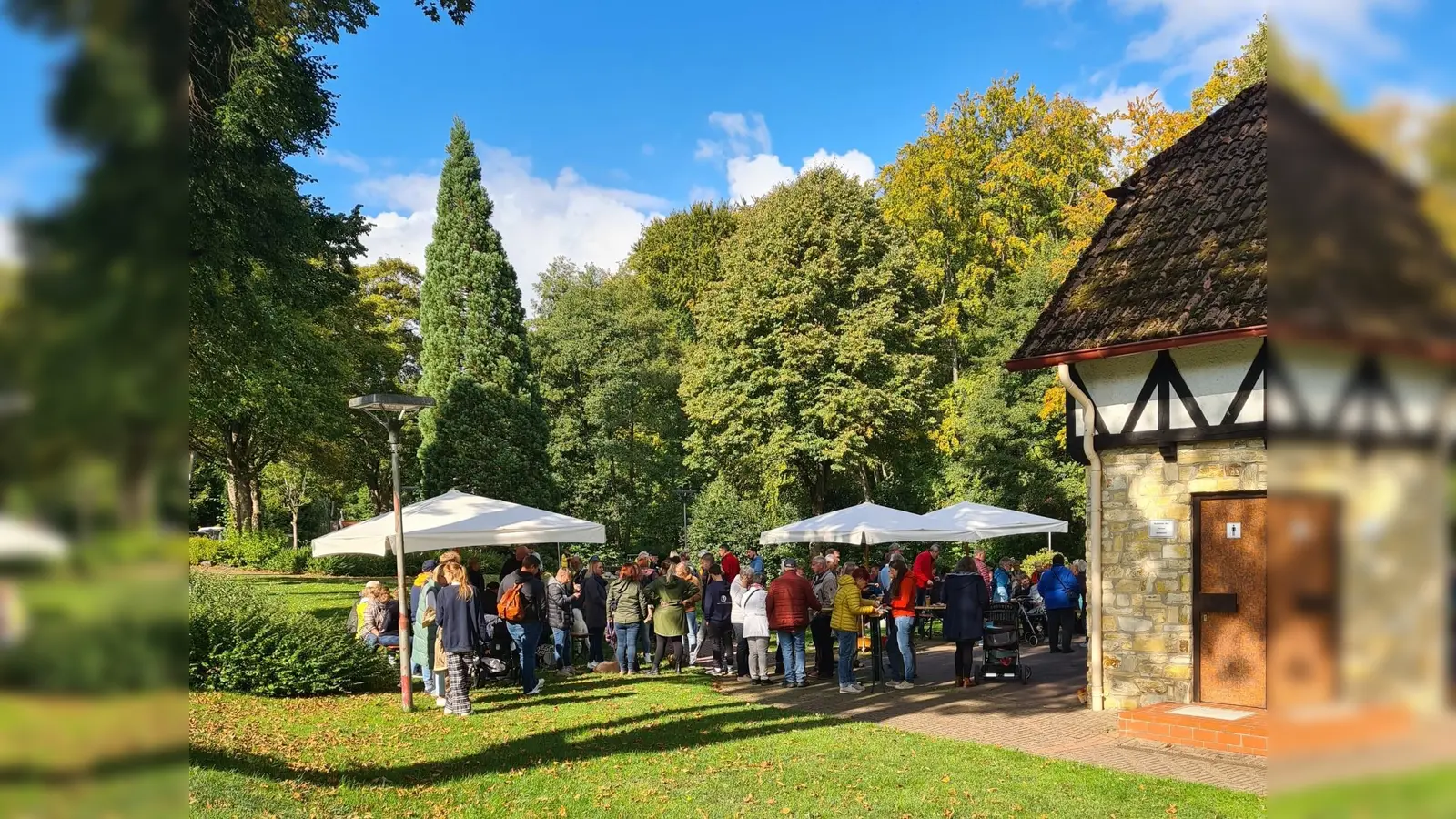 Apfelfest im Park in Grünenplan: Kulinarische Angebote und geselliges Beisammensein rund um das beliebte Herbstobst. (Foto: Tourismusinformation Grünenplan/T. Yelken)