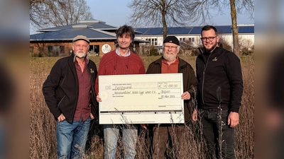 Geschäftsführer Sebastian Baensch (rechts) und Rembert Ostermann, Naturschutzbeauftragter der Ölmühle Solling (links), übergeben den Überschuss an NEW-Vorsitzenden Ralf Liebelt (Zweiter von links) und den stellvertretenden NEW- Vorsitzenden Dr. Burkhard Beinlich (Dritter von links). (Foto: Ölmühle Solling)