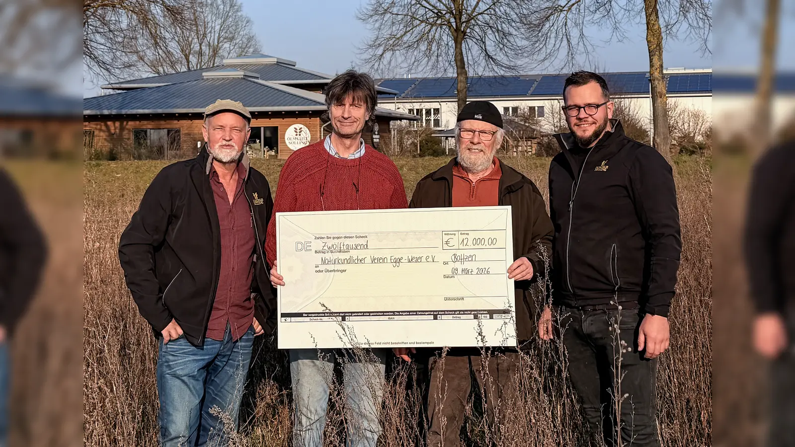 Geschäftsführer Sebastian Baensch (rechts) und Rembert Ostermann, Naturschutzbeauftragter der Ölmühle Solling (links), übergeben den Überschuss an NEW-Vorsitzenden Ralf Liebelt (Zweiter von links) und den stellvertretenden NEW- Vorsitzenden Dr. Burkhard Beinlich (Dritter von links). (Foto: Ölmühle Solling)