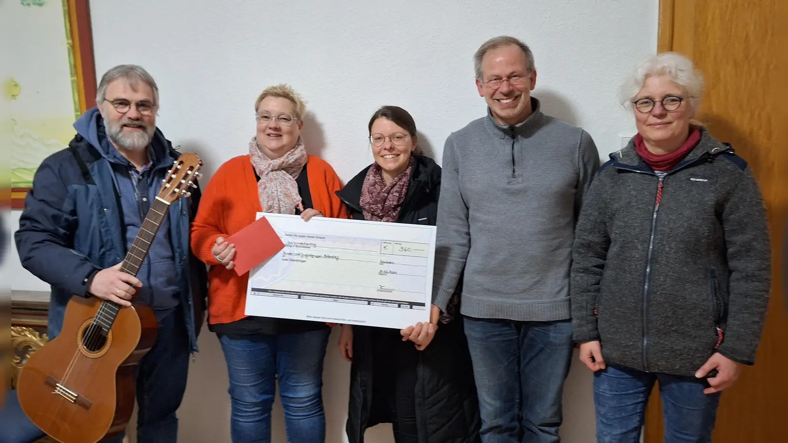 V.l.: Godehard Singer (Musiker), Stefanie Tegethoff (1. Vorsitzende Kirchenchor), Evelyn Schimmelfeder, Christoph Johlen (Chorleiter) und Barbara Singer (Musikerin) bei der Spendenübergabe. (Foto: privat)