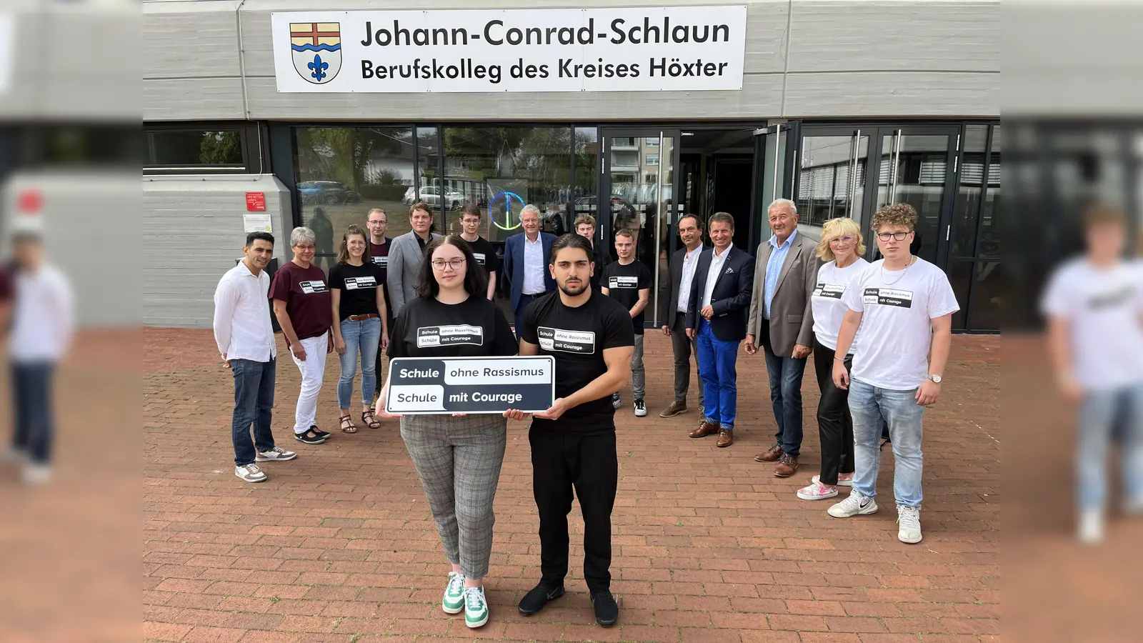 Auf dem Foto sind zu sehen (v.l.) Musiker Aeham Ahmad, Christina Schäfers (stellv. Schulleiterin), Andrea Meixner (Schulsozialarbeiterin), Friedrich Reineke, Bürgermeister Nicolas Aisch, Raphael Seckel, Matthias Gehle (Schulleiter), Gabriel Graf, Lukas Dukat, Rüdiger Gleisberg, Landrat Michael Stickeln, stellv. Bürgermeister Heinz-Josef Bodemann, Susann Danowsky, Niko Albrecht und vorne: Jana Ulrich und Yunus Yerlikaya. (Foto: privat)