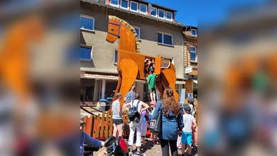 Hoch hinaus mit dem wahrscheinlich weltgrößten Schaukelpferd. (Foto: privat)