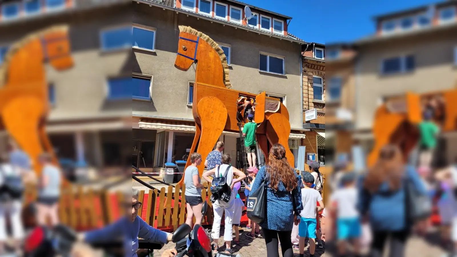Hoch hinaus mit dem wahrscheinlich weltgrößten Schaukelpferd. (Foto: privat)