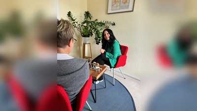 Camilla Fritzsche in einer Beratungssituation. Persönliche Gespräche sind ein wichtiger Baustein in der professionellen Unterstützung von Pflegefamilien.  (Foto: privat)