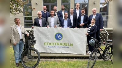Das Kulturland Kreis Höxter avanciert zum „Fahrradland. Auf dem Foto (vordere Reihe von links): Landrat Michael Stickeln, Norbert Hofnagel (Bürgermeister Stadt Willebadessen), Carsten Torke (Bürgermeister Stadt Steinheim), Tobias Scherf (Bürgermeister Stadt Warburg), Tino Wenkel (Bürgermeister Stadt Beverungen), Kreisdirektorin Manuela Kupsch sowie (hintere Reihe von links) Johannes Schlütz (Bürgermeister Stadt Nieheim), Kämmerer Christof Derenthal (in Vertretung von Bürgermeister Nicolas Aisch, Stadt Borgentreich), Kai Schöttler (Bürgermeister Stadt Marienmünster), Alexander Kleinschmidt (Bürgermeister Stadt Bakel), Tobias Tölle (Bürgermeister Stadt Bad Driburg) und Daniel Hartmann (Bürgermeister Stadt Höxter). (Foto: Kreis Höxter/Jürgen Drüke)