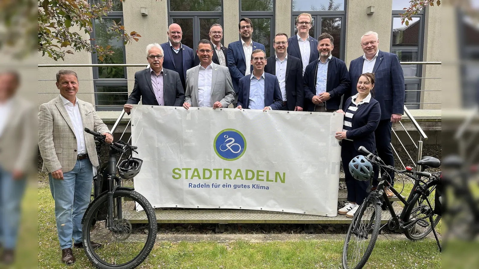 Das Kulturland Kreis Höxter avanciert zum „Fahrradland. Auf dem Foto (vordere Reihe von links): Landrat Michael Stickeln, Norbert Hofnagel (Bürgermeister Stadt Willebadessen), Carsten Torke (Bürgermeister Stadt Steinheim), Tobias Scherf (Bürgermeister Stadt Warburg), Tino Wenkel (Bürgermeister Stadt Beverungen), Kreisdirektorin Manuela Kupsch sowie (hintere Reihe von links) Johannes Schlütz (Bürgermeister Stadt Nieheim), Kämmerer Christof Derenthal (in Vertretung von Bürgermeister Nicolas Aisch, Stadt Borgentreich), Kai Schöttler (Bürgermeister Stadt Marienmünster), Alexander Kleinschmidt (Bürgermeister Stadt Bakel), Tobias Tölle (Bürgermeister Stadt Bad Driburg) und Daniel Hartmann (Bürgermeister Stadt Höxter). (Foto: Kreis Höxter/Jürgen Drüke)