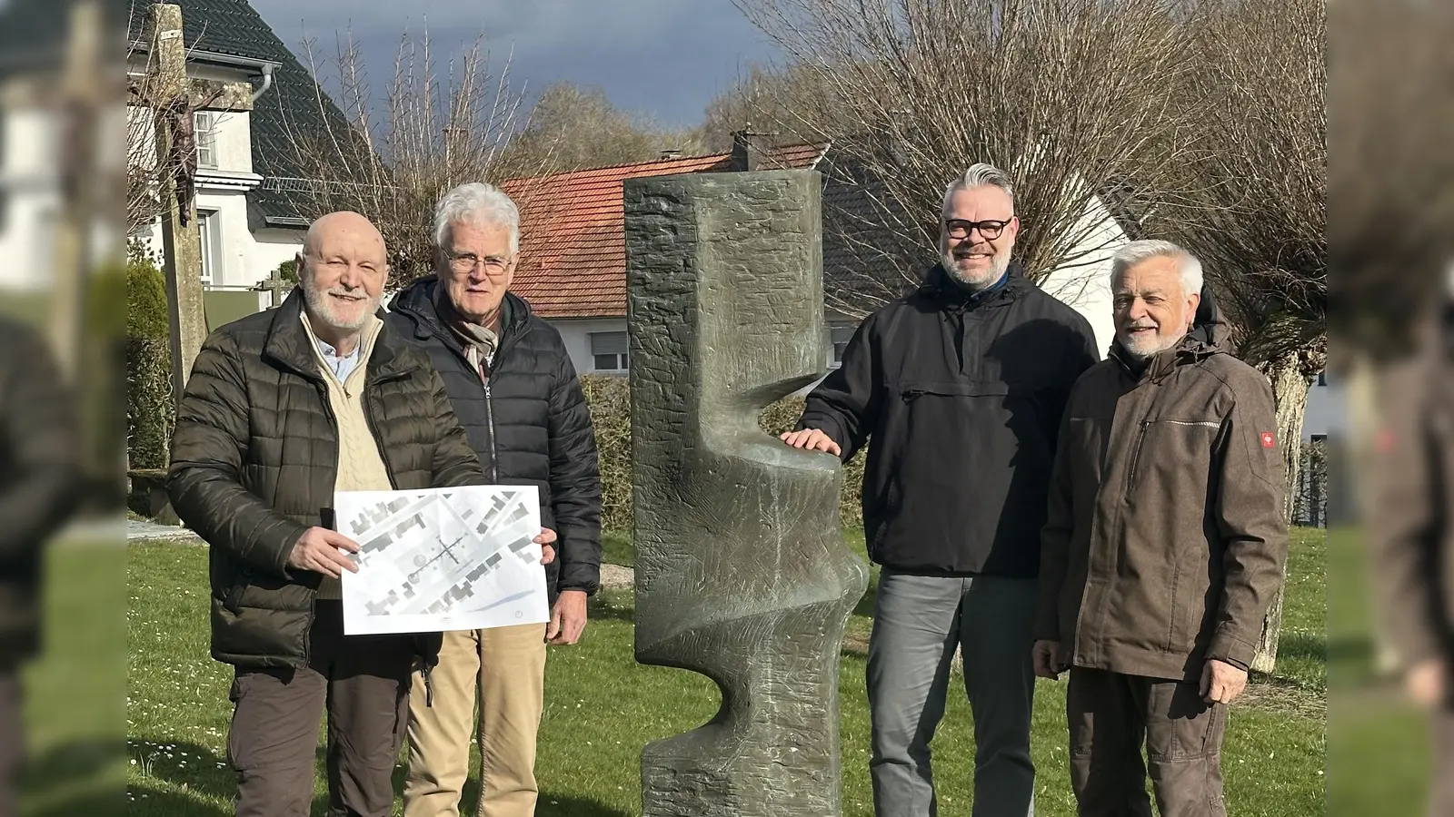 Auf dem alten Friedhof vor der Dierkes-Steele (v. l.): Jürgen Böker (Heimatverein Dalhausen), Manfred Dierkes (Ortschronist), Sebastian Rapp (Bezirksausschußvorsitzender) und Michael Behre (Foto: Barbara Siebrecht)