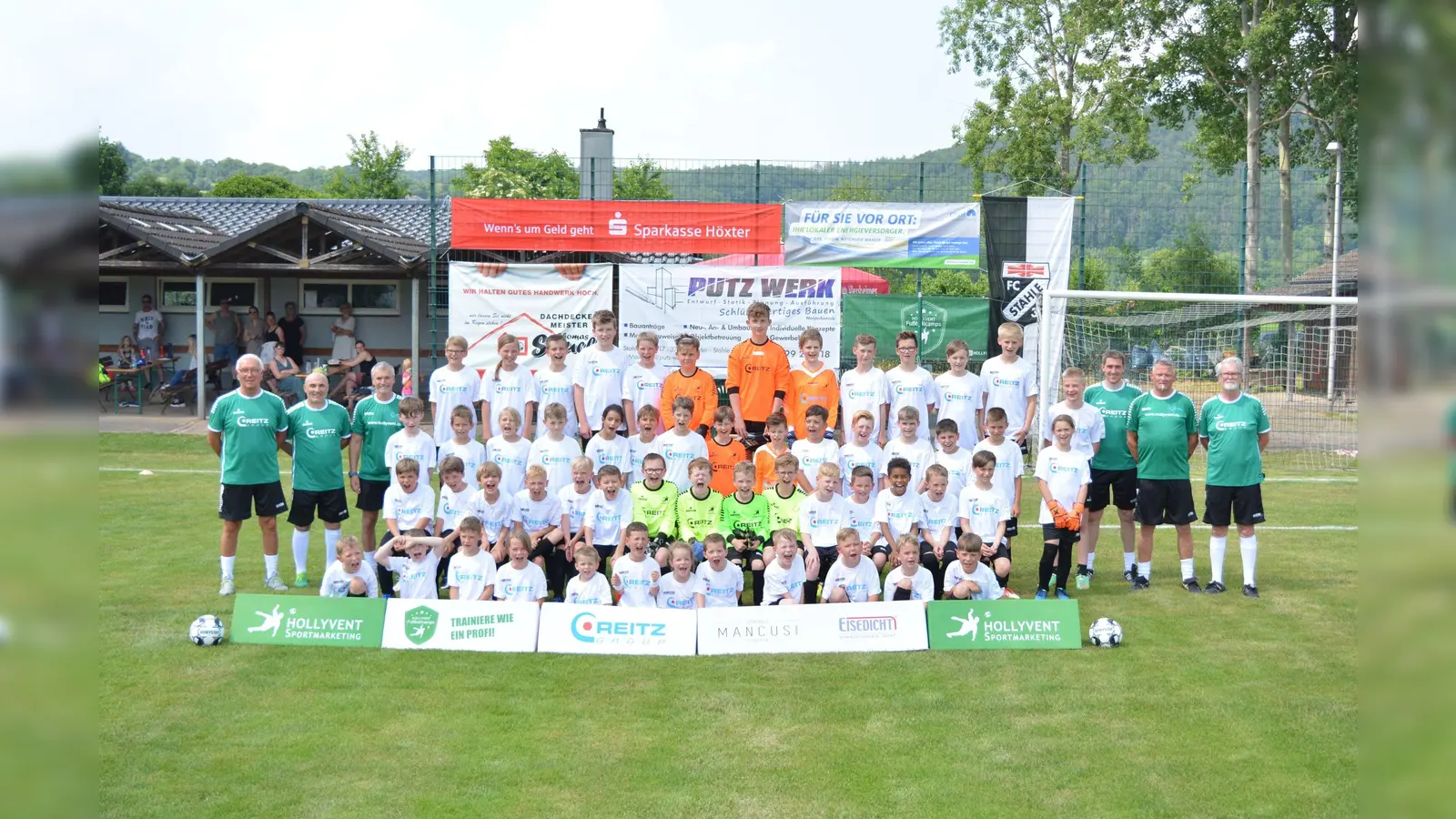 Das Trainerteam mit den fußballbegeisterten Schülern. (Foto: Foto: FC Stahle 30)