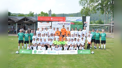 Das Trainerteam mit den fußballbegeisterten Schülern. (Foto: Foto: FC Stahle 30)