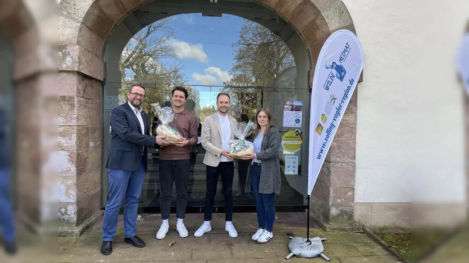 Manuel Liebig und Christina Felde übergeben ein Dankeschön-Präsent an die Kollegen des OBS<br><br>  (Foto: SVR)