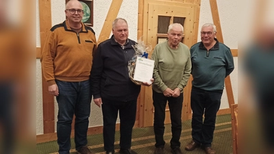 V.l.: SSB-Geschäftsführer Ralf Bähre, Jubilare Kurt Diedrich und Manfred Grebe, zweiter Vorsitzender von Germania Derental, Günter Handtke. (Foto: privat)