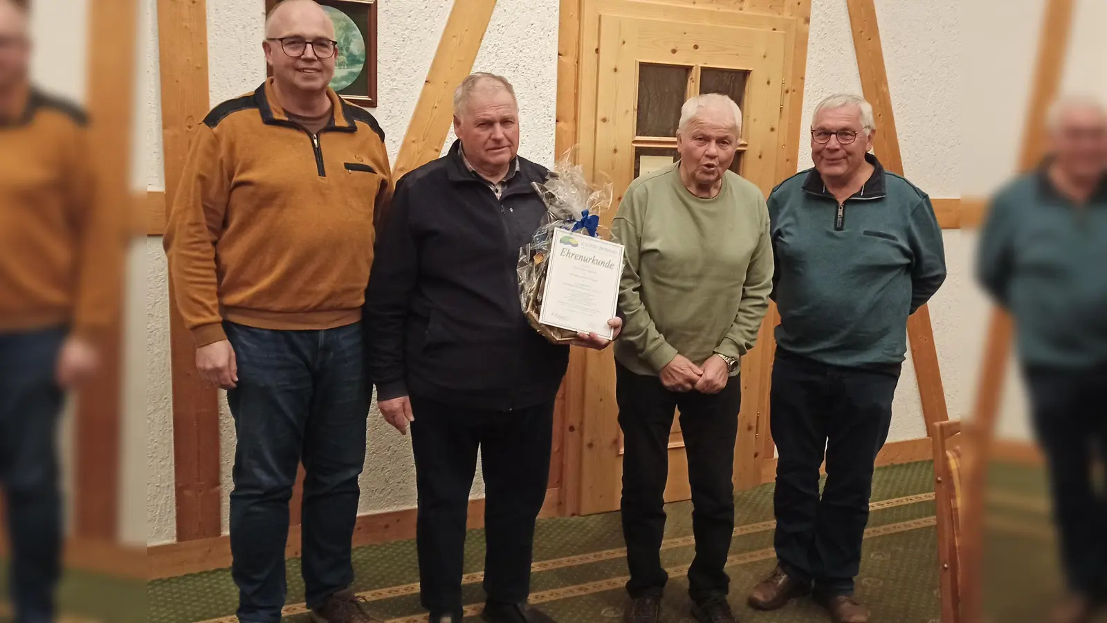 V.l.: SSB-Geschäftsführer Ralf Bähre, Jubilare Kurt Diedrich und Manfred Grebe, zweiter Vorsitzender von Germania Derental, Günter Handtke. (Foto: privat)